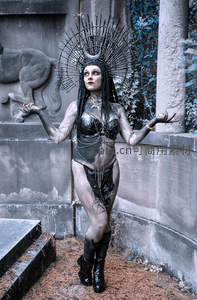 黑衣女巫立墓园，金属光环如暗夜女神降临