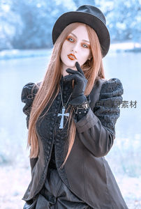 黑礼帽少女湖畔沉思，哥特风十字架项链点缀