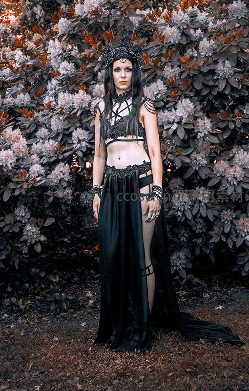 黑纱女王花丛伫立，藤蔓头冠与露腰装尽显妖娆