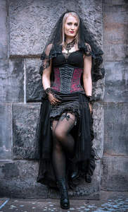 哥特风女子石墙前优雅伫立