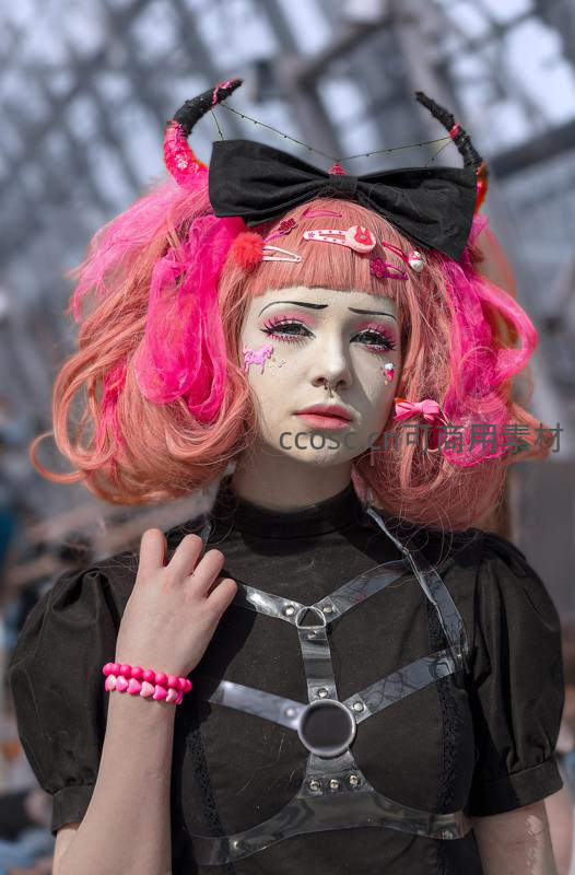 粉色恶魔角少女街头写真