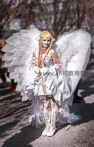 天使装扮少女户外展翅微笑