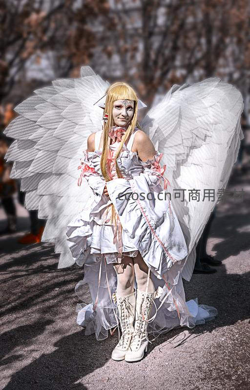 天使装扮少女户外展翅微笑