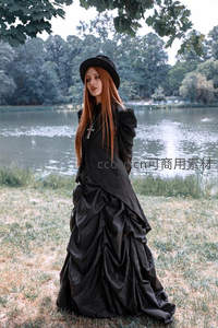 湖畔黑裙红发女子哥特风写真