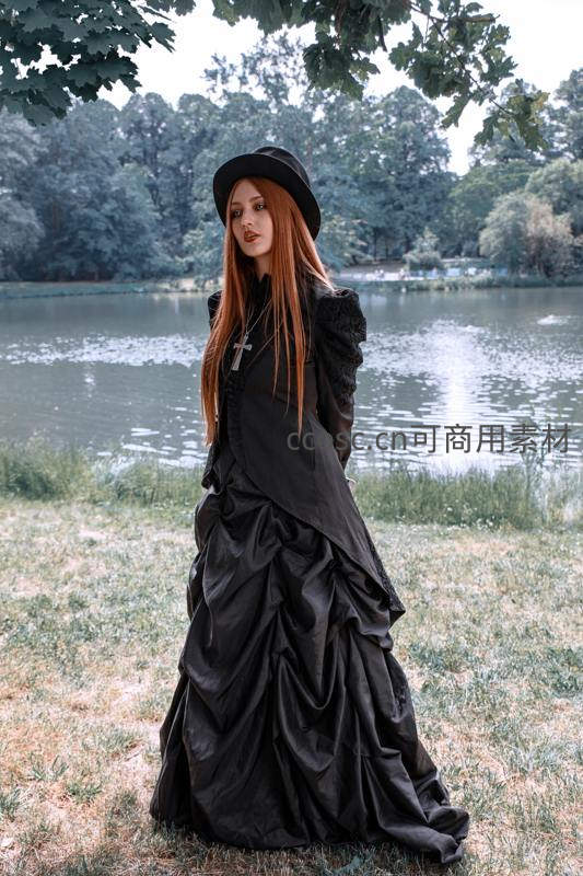 湖畔黑裙红发女子哥特风写真