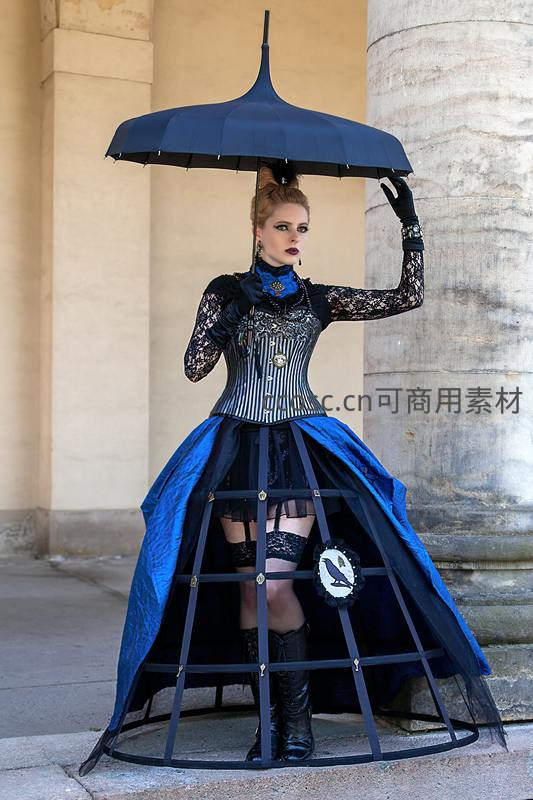 哥特风蓝裙女士撑伞优雅造型