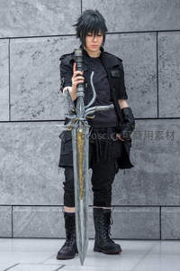黑衣剑士持巨剑立于石墙前
