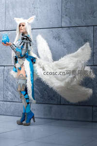 蓝白狐耳少女手持魔法球