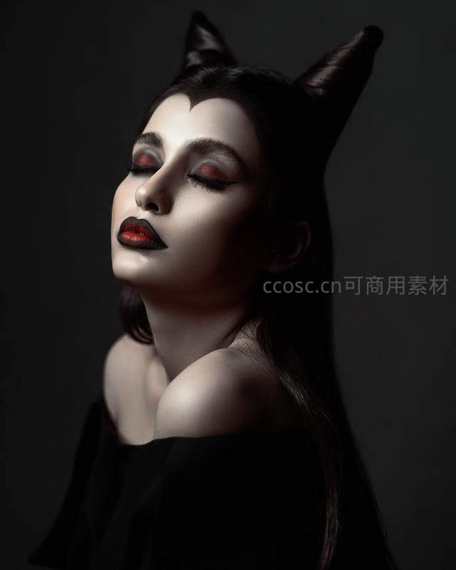 暗黑恶魔角女子侧颜特写