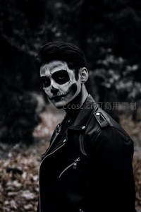 暗黑骷髅妆男子林中回眸凝视