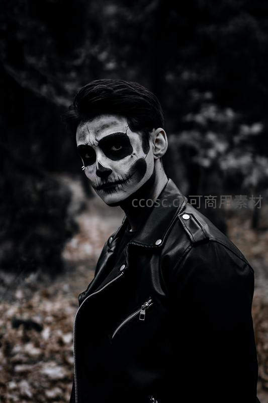 暗黑骷髅妆男子林中回眸凝视