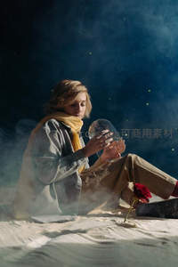 沙丘之上，少年凝视玻璃球中的星辰