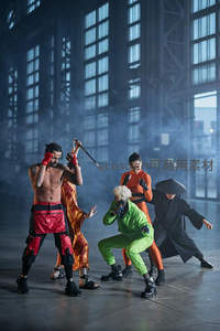 工业厂房内五人武侠造型动态摆拍