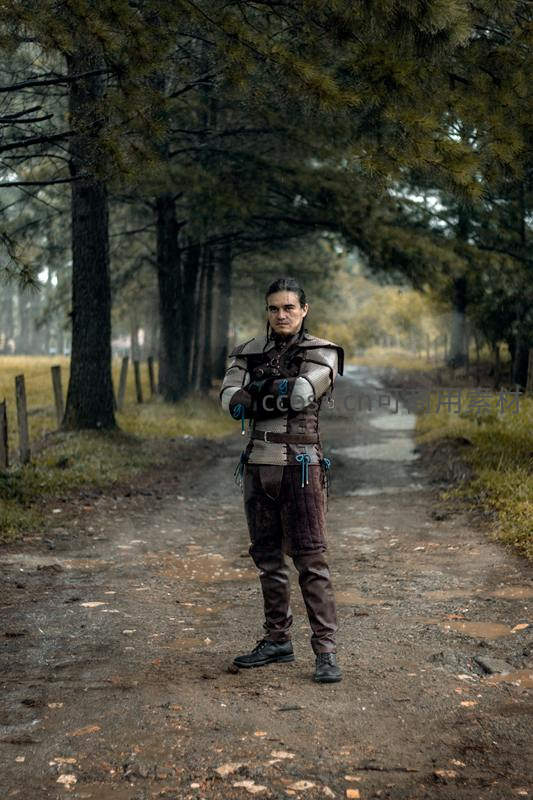 森林小径中身披铠甲的战士伫立