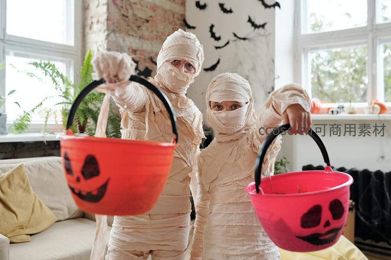 万圣节木乃伊装扮儿童提桶讨糖