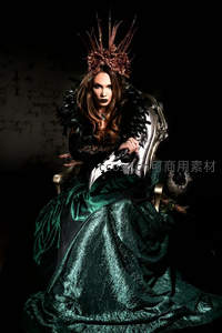 暗黑女王端坐王座，气场全开