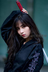 黑衣少女持刀回眸，酷飒登场