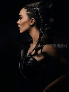 暗黑风格女性侧脸特写艺术照