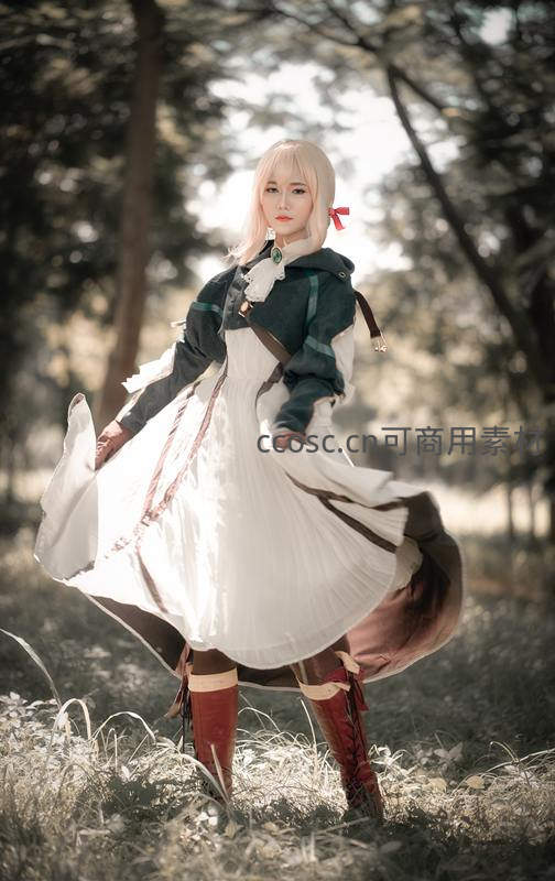 林间白衣少女旋转裙摆如仙