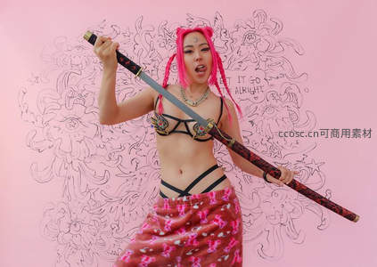 粉发女战士持刀怒吼创意摄影