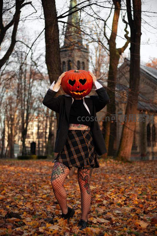 南瓜头女孩万圣节公园搞怪照