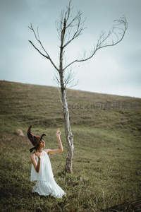 巫师帽少女草地仰望枯树，手指天空