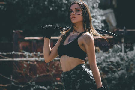 废墟中的战士，手持利刃目光如炬