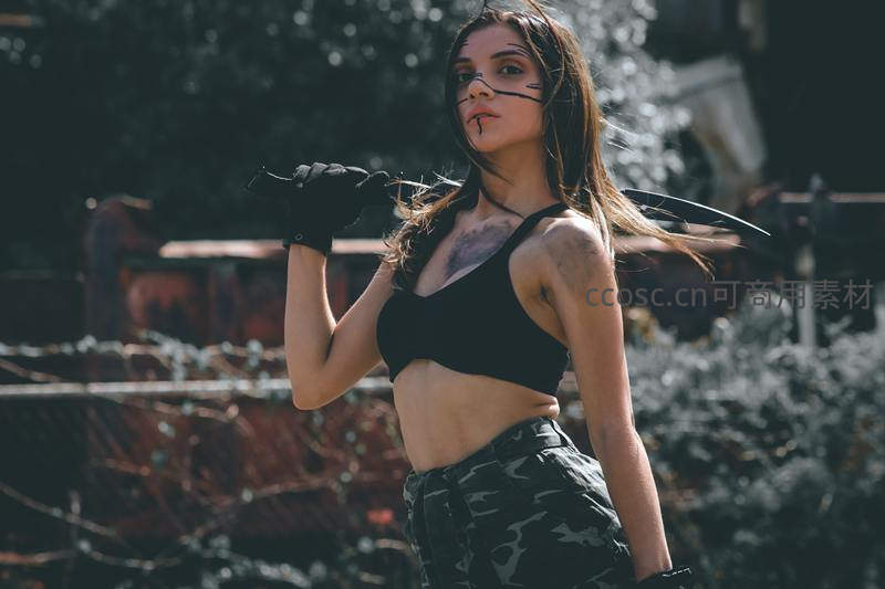 废墟中的战士，手持利刃目光如炬