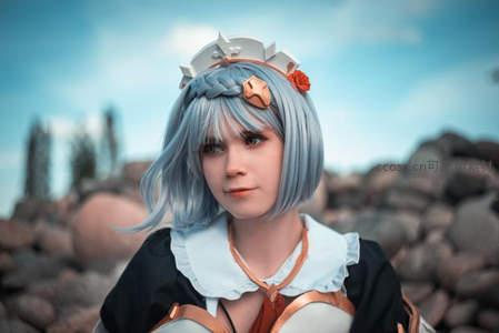 蓝发少女头戴花冠凝视远方