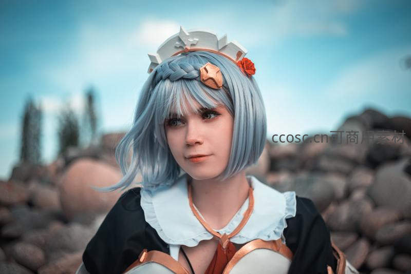 蓝发少女头戴花冠凝视远方