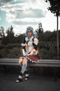 公园长椅上休憩的女战士