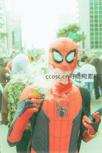 蜘蛛侠街头手持打火机冒烟