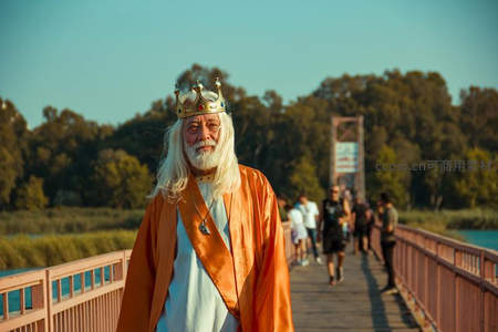 白发老者戴金冠桥上行