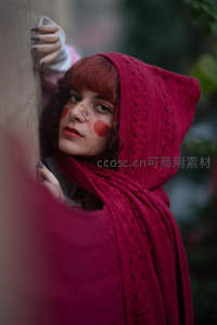 红帽少女探墙偷窥