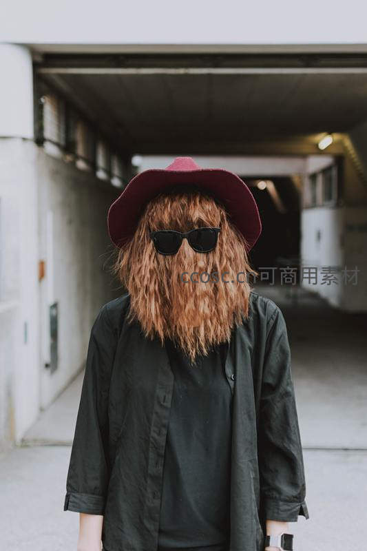 戴帽墨镜毛发遮面时尚人像