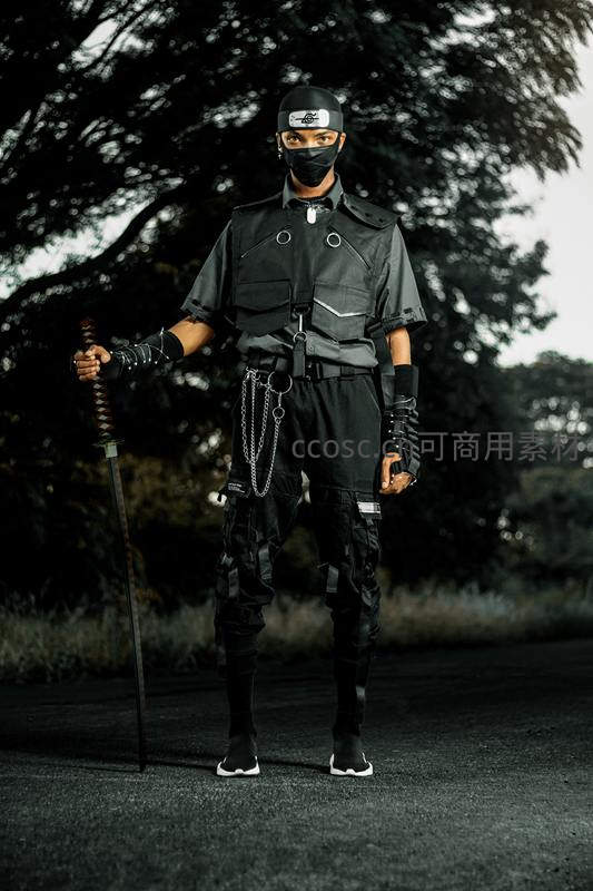 黑衣忍者装束持刀户外造型