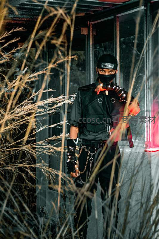 夜景中忍者持械穿草丛潜行