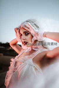 粉纱新娘妆容梦幻，夕阳下轻抚面颊