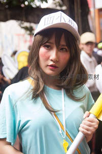 动漫少女街头出镜，帽上文字萌态可掬