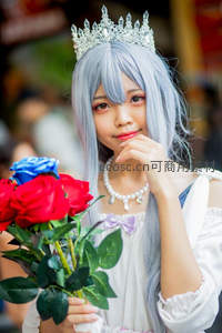 银发公主手捧玫瑰，微笑甜美如童话