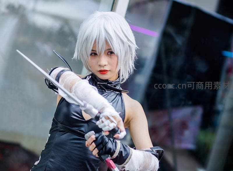 银发战士持剑角色扮演造型