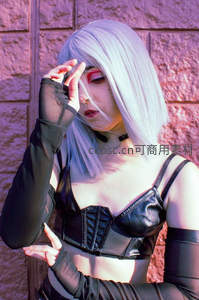 银发少女紫墙前冷艳造型