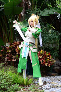 绿衣剑士林间英姿飒爽