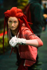 红发战士cosplay，眼神锐利动作凌厉