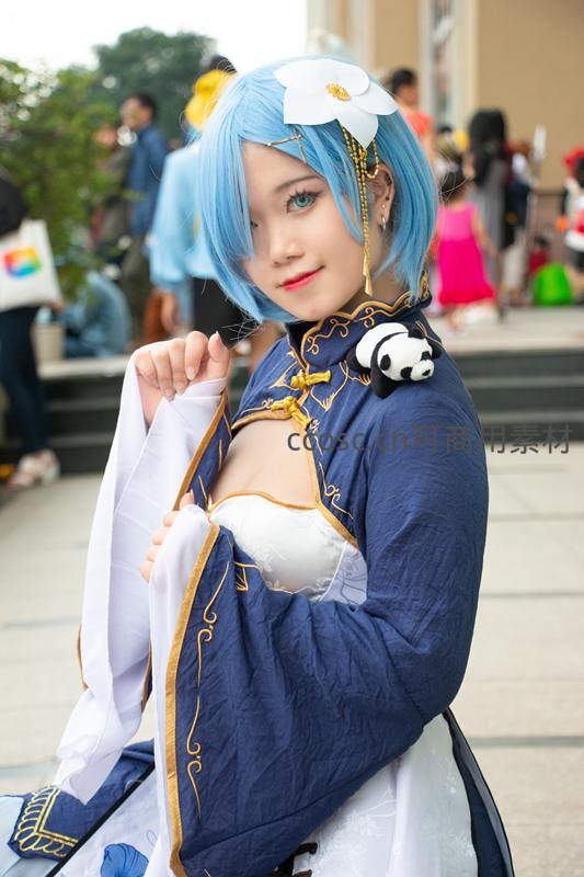 蓝发古风少女cos，熊猫配饰萌趣十足