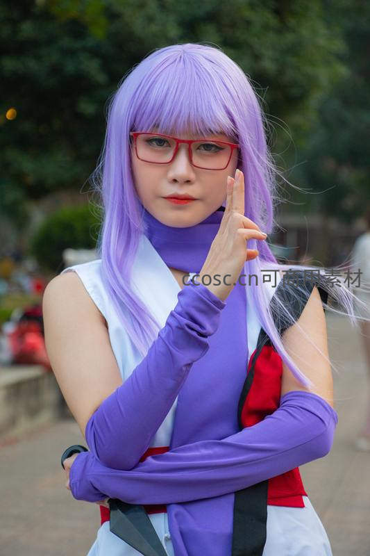 紫发眼镜少女比出胜利手势