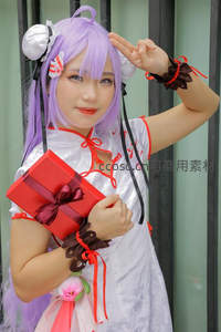 紫发少女持红礼盒比耶笑容灿烂