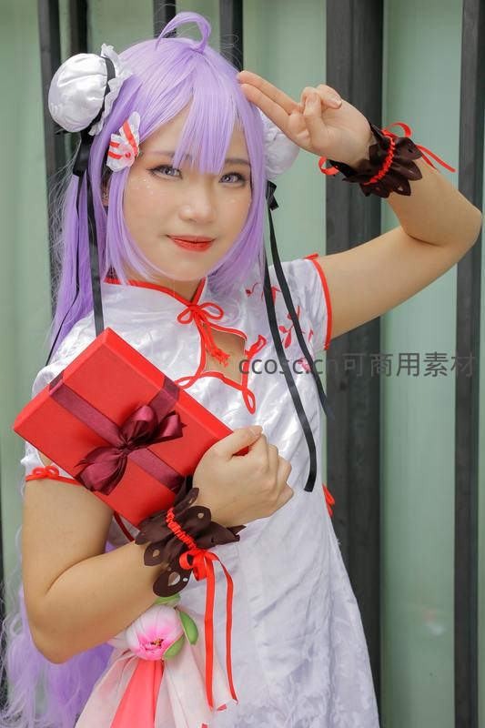 紫发少女持红礼盒比耶笑容灿烂