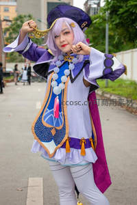 紫发魔法师优雅摆姿，街头吸睛