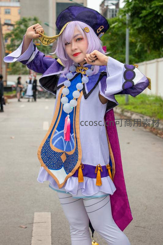 紫发魔法师优雅摆姿，街头吸睛